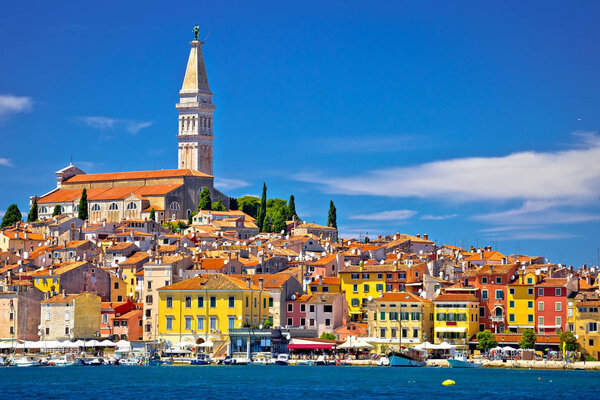 Город Ровинь, древняя архитектура и вид на набережную, Истрия, регион Хорватии
