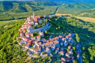 Pastoral hill Motovun şehrin havadan görünümü, Hırvatistan Istria bölgesi