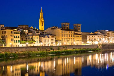 Arno Nehri waterfront Tuscany Bölgesi İtalya'nın Floransa akşam görünümünde