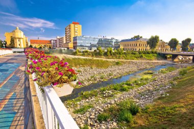 Vukovar şehir manzaralı Vuka Nehri Köprüsü, Hırvatistan'ın Slavonija bölge