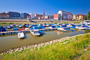 Drava Nehri'nin waterfront Osijek şehir görünümünde, Hırvatistan'ın Slavonija bölge