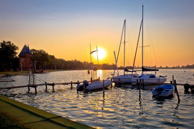 Palic Gölü liman Subotica şehir görünümü, Voyvodina bölgesi Sırbistan yakınındaki Güneş doğarken