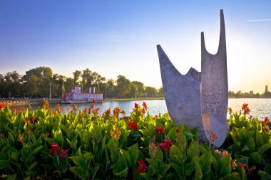 Palic Gölü kıyısında Subotica şehir görünümü, Voyvodina bölgesi Sırbistan yakınındaki şafak
