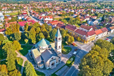 Durdevac kasaba kilise ve çatıları havadan görünümü, Hırvatistan'ın Podravina bölge