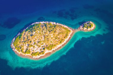 Yalnız bir Akdeniz Adası havadan görünümü, Hırvatistan'ın Zadar adalar
