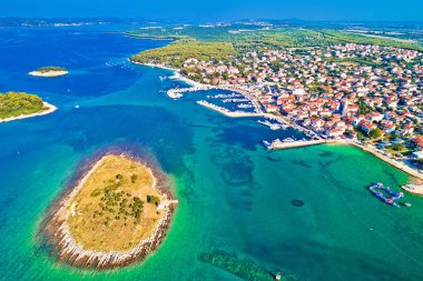Adriyatik 'in Pakostan liman manzaralı kasabası, Hırvatistan' ın Dalmaçya bölgesi