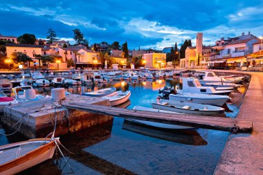 Malinska waterfront ve liman şafak görünümü, Krk Island Hırvatistan