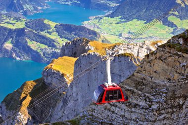 Mount Pilatus hava cabelway yukarıda kayalıklarla ve Dört Kanton Gölü manzara, İsviçre