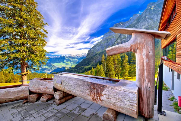 ピラトゥス山ビュー スイスの高山の風景の下木泉 — ストック写真