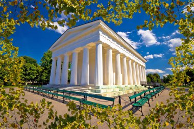 Theseus Tapınağı içinde Volksgarten Viyana Parkı görünümü ile yaprak çerçeve, Avusturya başkentinde Parkı