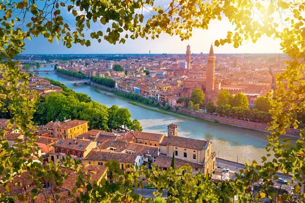 Ciy Verona ve Adige Nehri havadan görünümü yaprak çerçeve aracılığıyla, İtalya'nın Veneto bölgesi Turizm