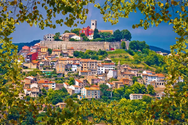 Staden Motovun Pittoresk Kulle Utsikt Genom Leaf Ram Istrien Kroatien — Stockfoto