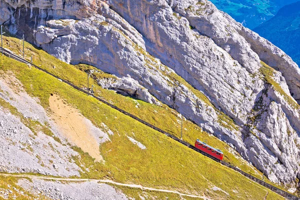 Mount Pilatus Afdaling Werelds Steilste Tandrad Railway Procent Toeristische Landschap — Stockfoto