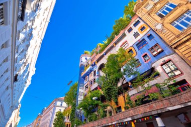 Renkli Hundertwasserhaus mimari başkenti Viyana görünümünün od Avusturya