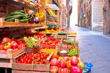 Meyve ve sebze pazarı sokakta dar Floransa, İtalya'nın Tuscany bölgesi