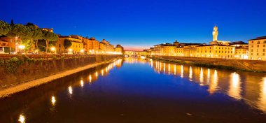 Ponte Vecchio Köprüsü ve Arno Nehri waterfront Tuscany Bölgesi İtalya'nın Floransa akşam görünümünde