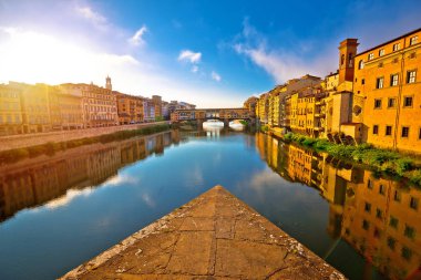 Ponte Vecchio Köprüsü ve Floransa su gündoğumu manzaralı, İtalya'nın Tuscany bölgesi