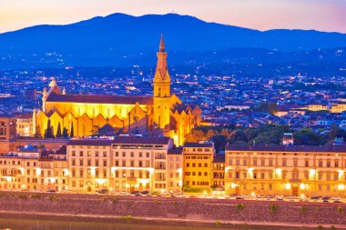 Arno Nehri waterfront ve ışıklı kilise Tuscany Bölgesi İtalya'nın Floransa akşam görünümünde