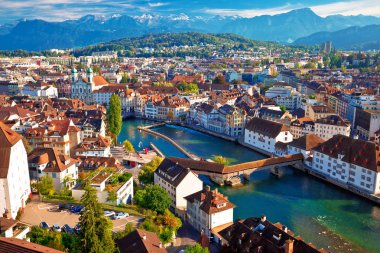 Luzern şehir riverfront ve çatıları havadan görünümü, İsviçre Alpleri peyzaj