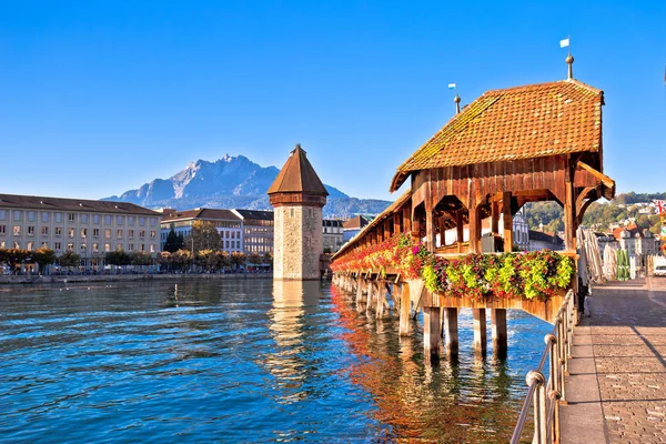 瑞士中部城市卢塞恩的卡佩尔布鲁克历史木桥和海滨地标景观 — 图库照片