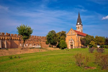 Ilok şehir surlar ve kilise görünümü, Hırvatistan'ın Slavonija bölge