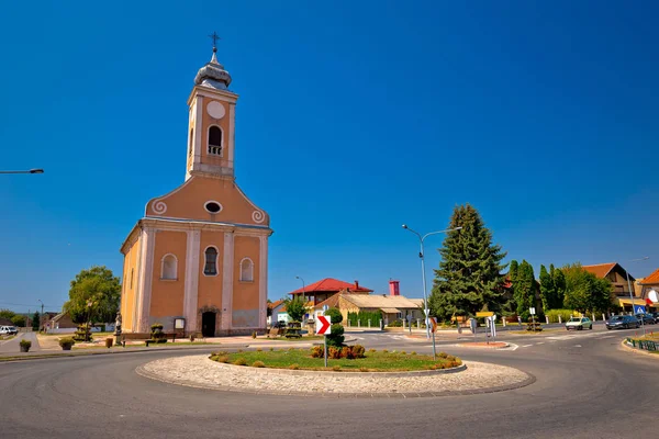 比尔杰的村庄靠近奥西耶克广场和克罗地亚巴拉尼亚地区的教堂景观 — 图库照片