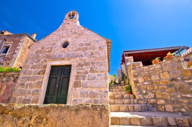 Eski taş dar sokak ve chapel Cavtat, şehrin Güney Dalmaçya, Hırvatistan