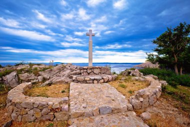 Island Krk çapraz Stara Baska Köyü, Hırvatistan'ın Kuzey Adriyatik bölgesi deniz