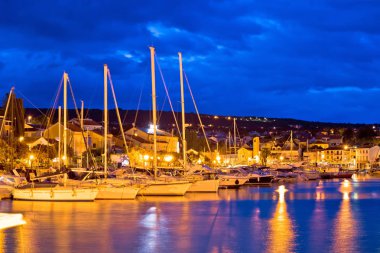 Malinska waterfront ve liman mavi şafak görünümü, Krk Island Hırvatistan