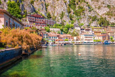 Bir Limone sul Garda şehir Lago di Garda, Lombardy, İtalya için turkuaz waterfront ve göl uçurumlar görüntülemek,