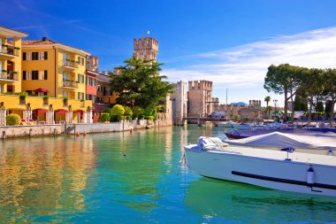 Lago di Garda Sirmione şehir görünümü, İtalya'nın Lombardiya bölgesinde turizm