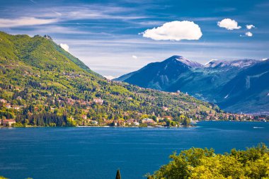 Lago di Garda ve yüksek kayalıklarla görünümü, İtalya'nın Lombardiya Bölgesi