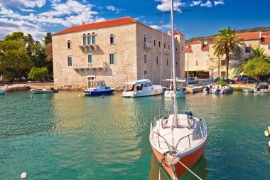 Seafront od Kastel Luksiç köyü yaz manzarası, Hırvatistan 'ın Dalmaçya Bölgesi