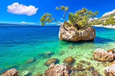 Hırvatistan 'ın Dalmaçya kenti Makarska' nın Brela kentindeki Punta Rata plajındaki Idyllic adası