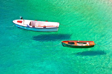 Uçan tekneler turkuaz deniz hava görünümünü, Zümrüt deniz Makarska Riviera Dalmaçya, Hırvatistan