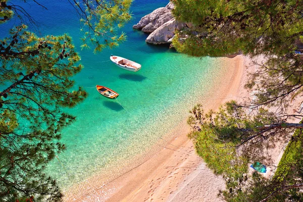 Verstecken Strand Brela Mit Booten Auf Smaragdgrünen Meer Luftaufnahme Makarska — Stockfoto
