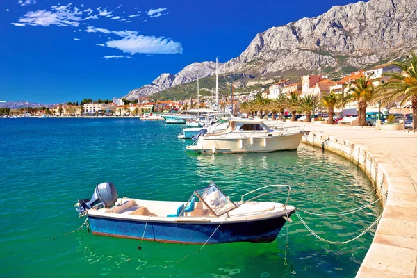 Coloridos Barcos Makarska Frente Mar Bajo Vista Montaña Biokovo Región — Foto de Stock