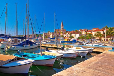 Milna Town limanı ve tarihi manzarası manzara, Brac Adası, Dalmaçya, Hırvatistan