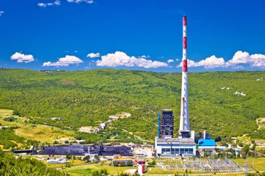Kömür fosil yakıt enerji santrali yeşil Plomin Vadisi ve en yüksek Hırvat baca görünümü, Hırvatistan'ın Istria bölge