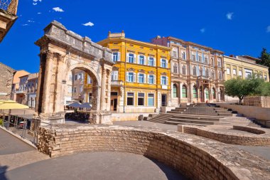 Pula meydanında tarihi Roma Golden gate ile görüntülemek, Hırvatistan'ın Istria bölge