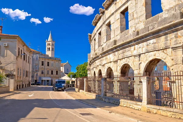 Arena Pula Históricos Arcos Anfiteatro Romano Vista Para Igreja Região — Fotografia de Stock