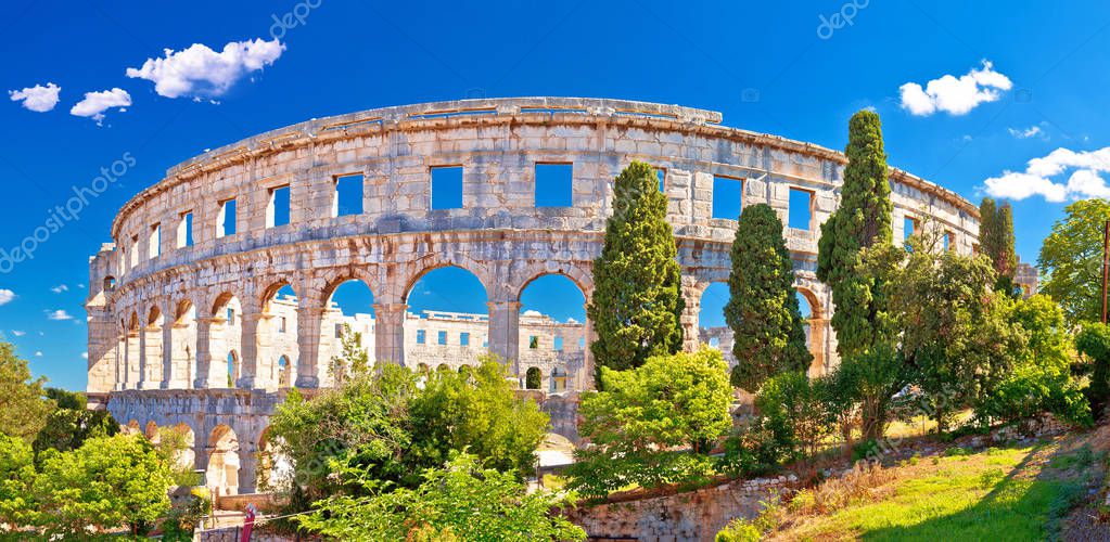 Arena Pula histórico anfiteatro romano panorama paisaje verde vista