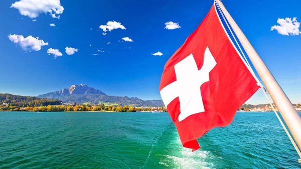 Zwitserse Vlag Boot Stroomt Luzern Lake Met Pilatus Berg Achtergrond — Stockfoto