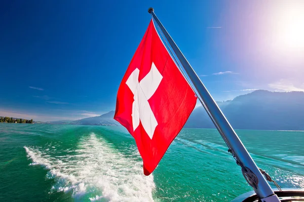 Stroomt Idyllische Zwitserse Vierwoudstrekenmeer Boot Vlag Kijk Landschap Van Zwitserland — Stockfoto
