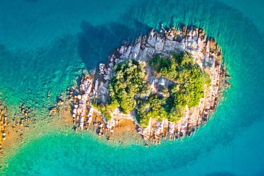 Yalnız Akdeniz taş havadan görünümü, Hırvatistan'ın Zadar adalar ada