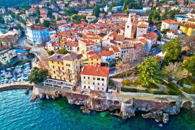 Lovran kasaba ve Lungomare deniz geçit havadan görünümü, Kvarner bay Hırvatistan