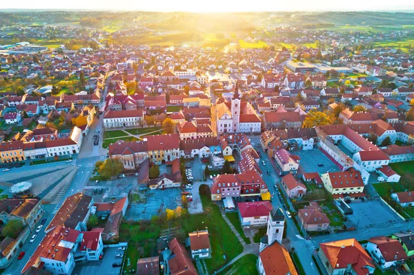 Kolorowy Zachód Słońca Nad Średniowiecznego Miasta Križevci Ptaka Prigorje Region — Zdjęcie stockowe