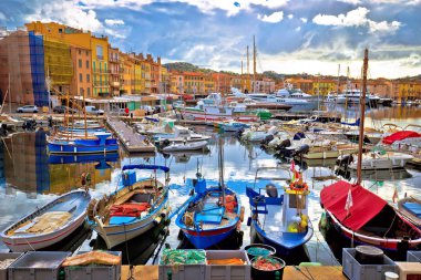 Renkli harbor, Saint Tropez Cote d Azur görünümü, Güney Fransa bölümünde Alpes-Maritimes