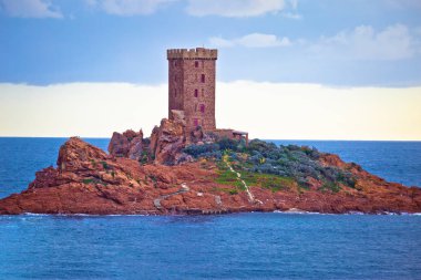 Fransa 'nın Alpes-Maritimes bölgesindeki Fransız Riviera takımadalarındaki Ile d' Or adası ve kulesi
