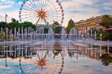 Güzel dönme dolap ve cityscape Çeşme ayna görünümü, Alpes-Maritimes bölgesini Fransa